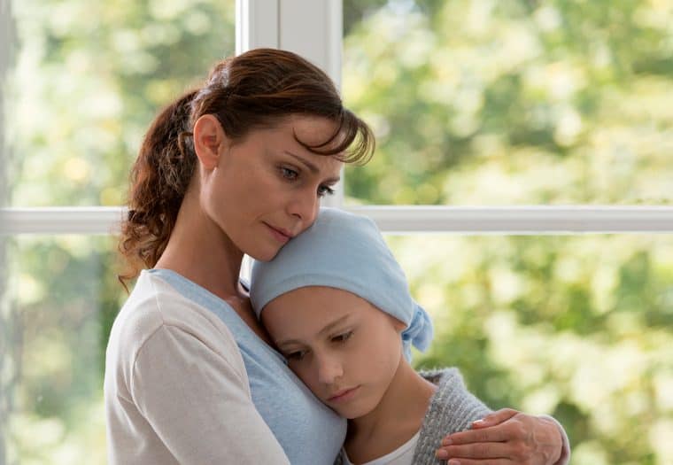 Majka tješi bolesno dijete kod kuće.