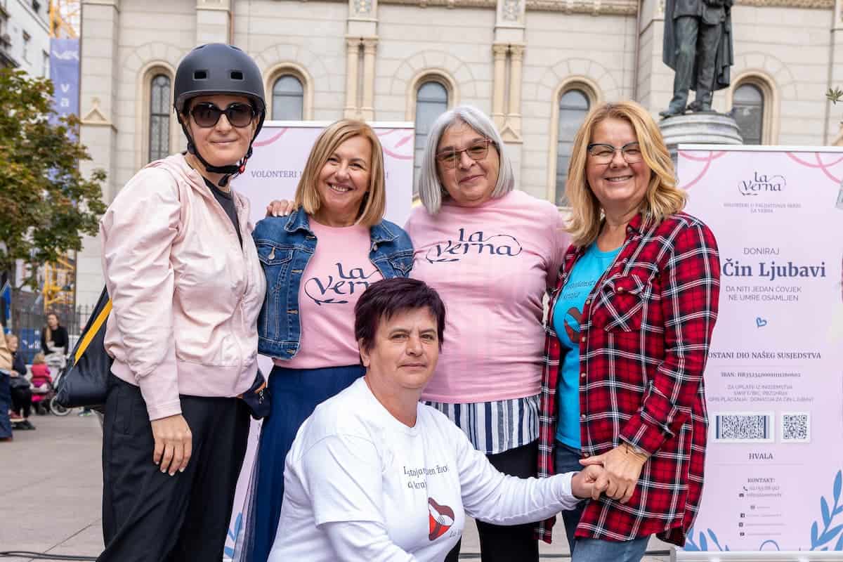 Žene na humanitarnom događaju u Zagrebu