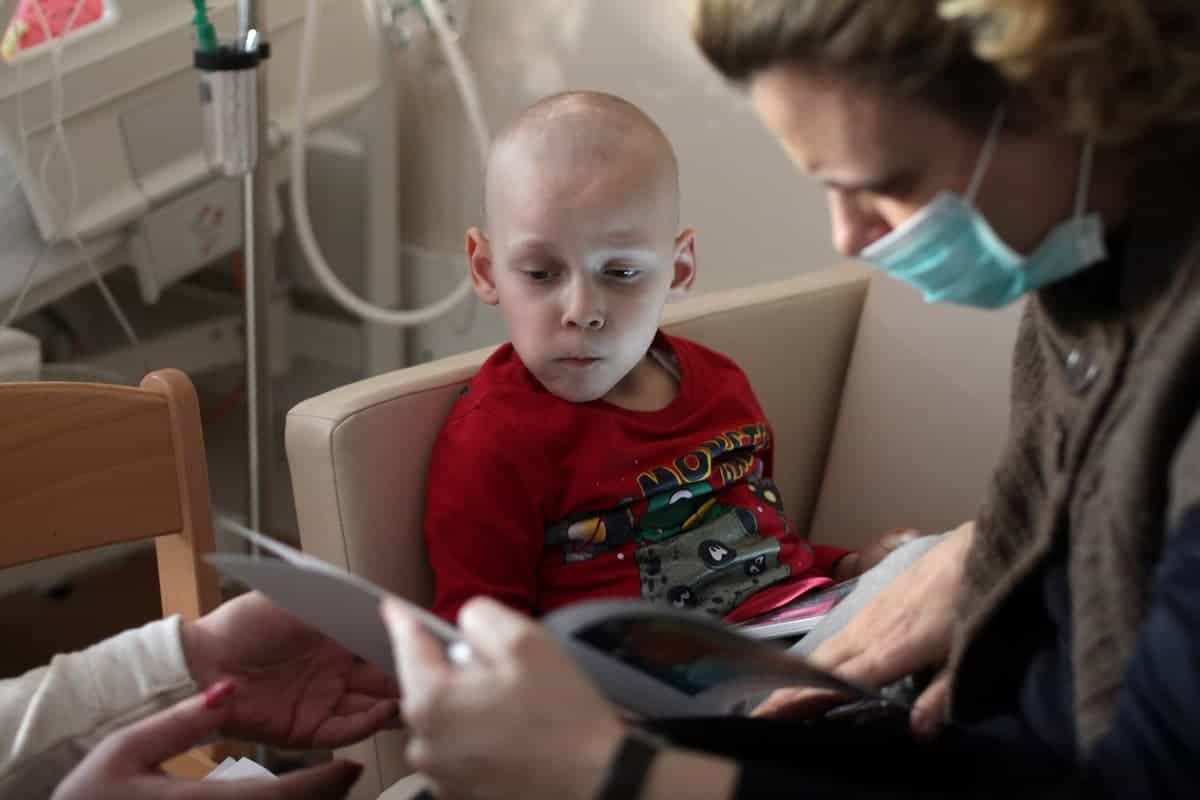 Dječak i žena s knjigom u bolnici.