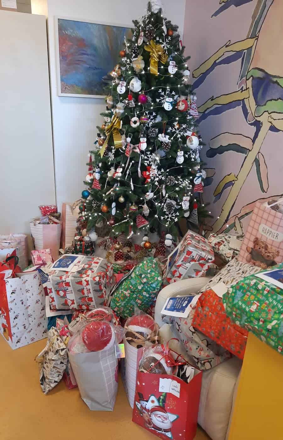 Božićno drvce s poklonima.